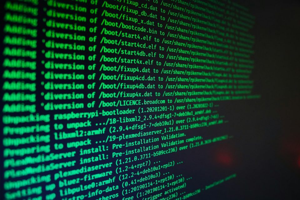 Codi i ordres en una pantalla de terminal